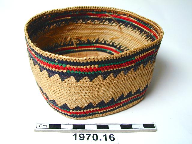 Image of basket (containers); straw basket