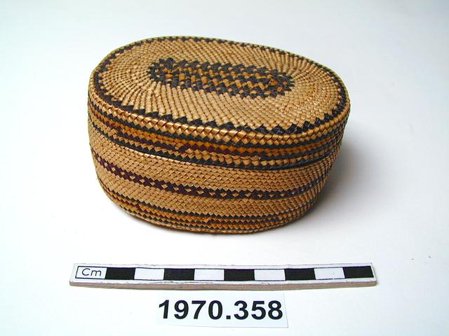 Image of basket (containers); lid (containers)