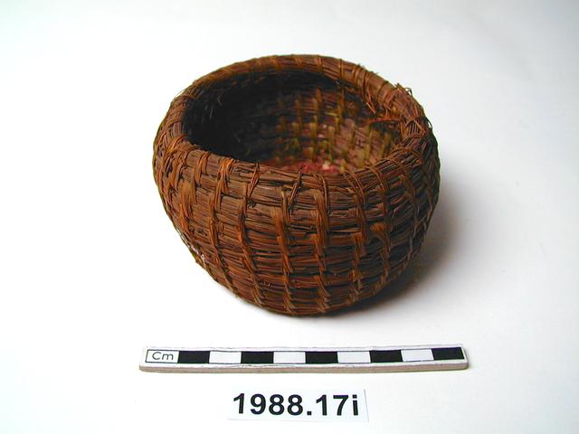 baskets (containers); lid