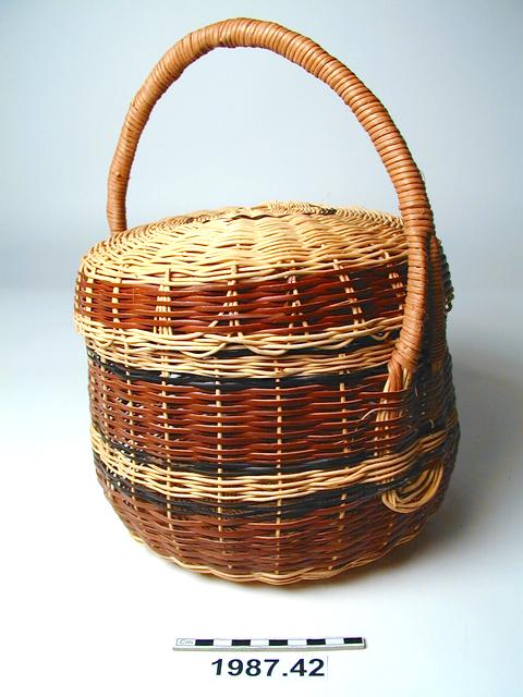 Image of basket (containers); lid (containers)