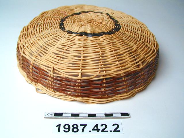 Image of lid (containers); basket (containers)