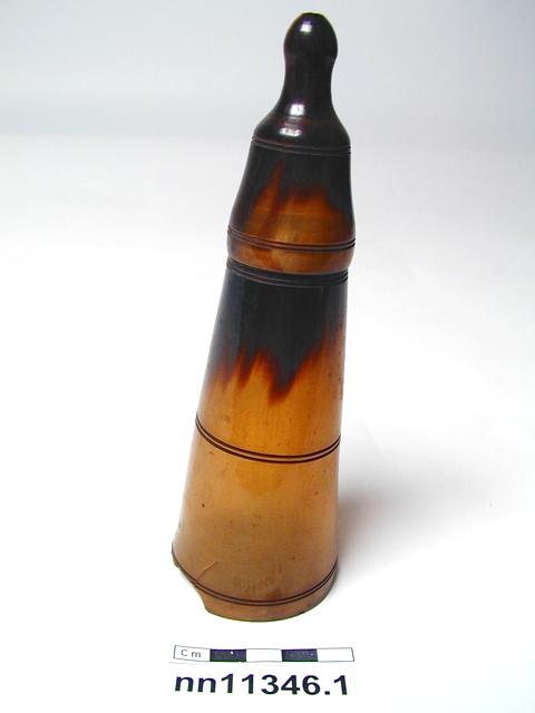 wine bottle (bottle (narcotics & intoxicants: drinking)); stopper (containers)