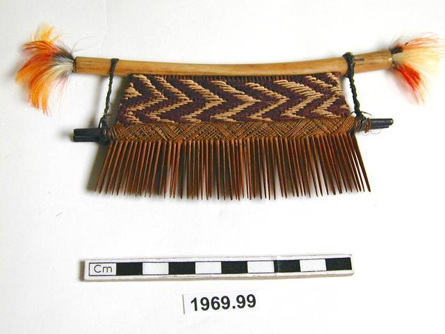 Image of comb (hair ornaments)