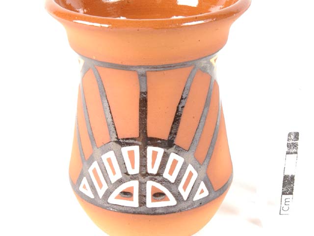 vase (containers); pot (food processing & storage)
