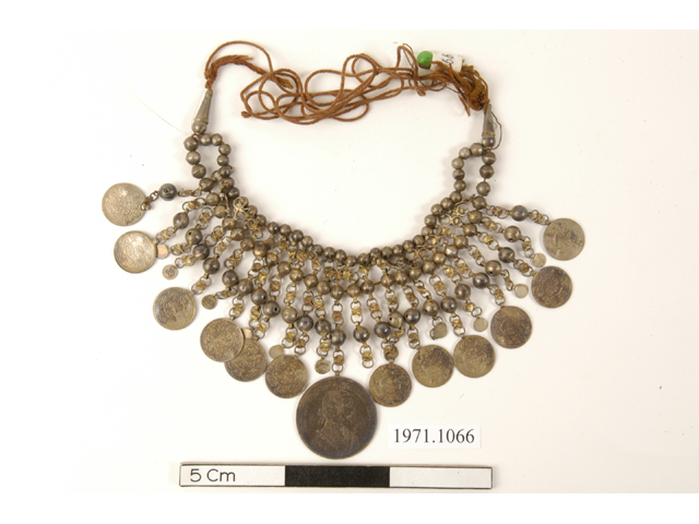 Image of necklace (neck ornament (personal adornment))