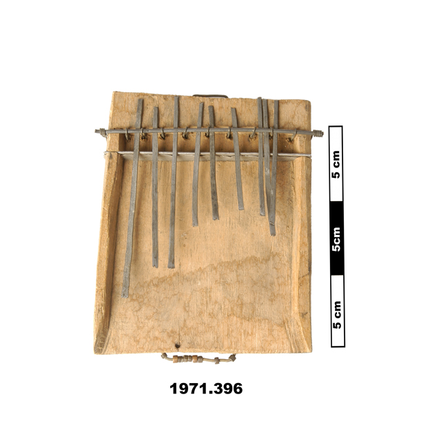 Image of 122.11 Lamellaphones with laced-on or hooked-in lamellae without resonator