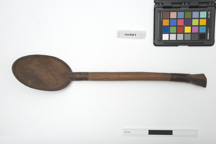 Frontal view of whole of Horniman Museum object no nn481