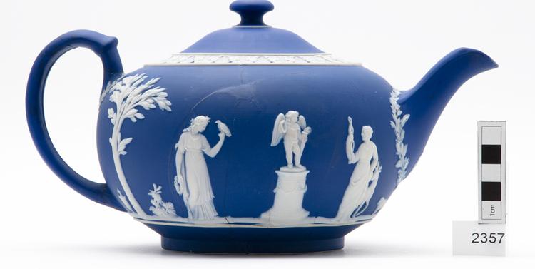 Image of teapot (food service); teapot lid