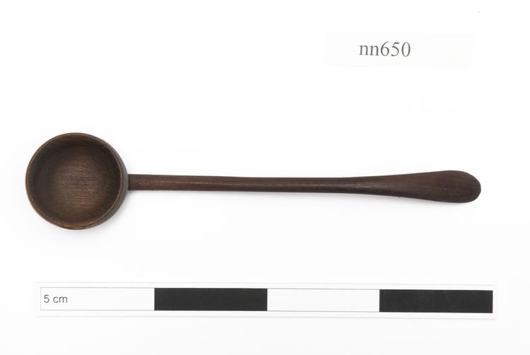 Frontal view of whole of Horniman Museum object no nn650