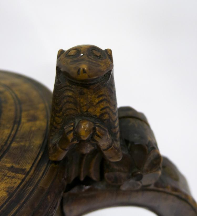 Frontal View of the figure on handle of Horniman Museum object no 1633
