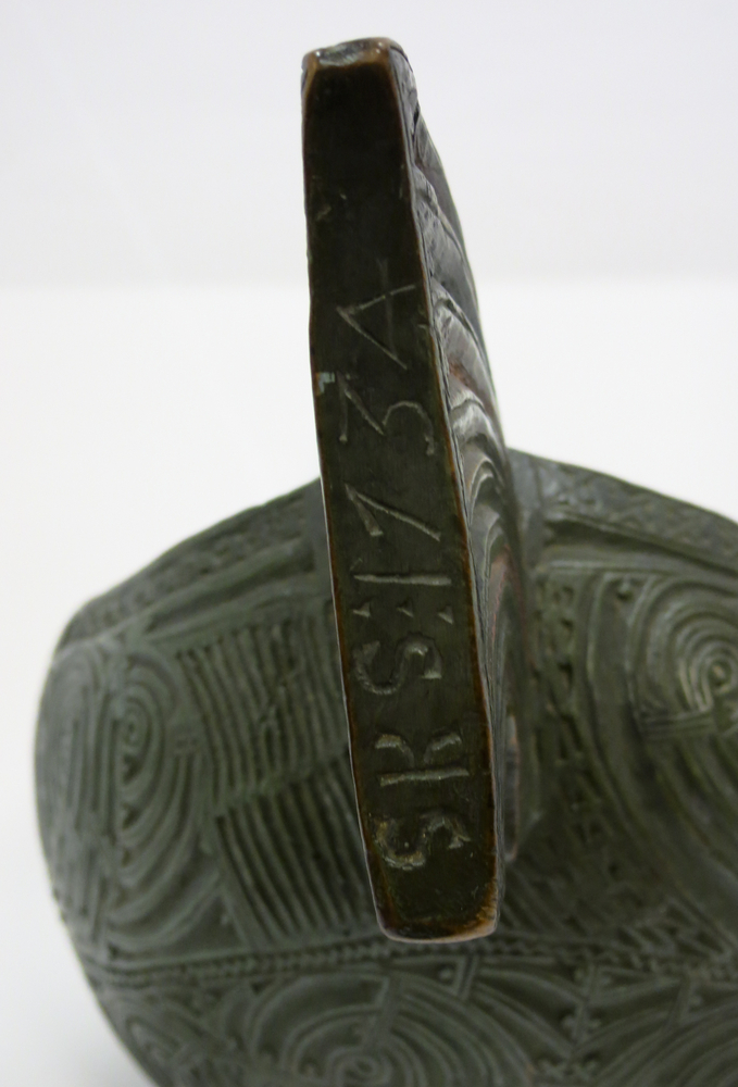 General View of the writing on tail of Horniman Museum object no 13.7.65/1