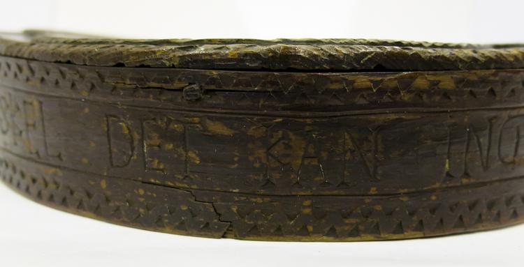 General View of the writing on rim of Horniman Museum object no 30.9.65/10i