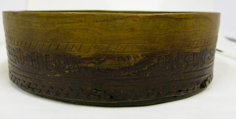General View of the writing on rim of Horniman Museum object no 30.9.65/10ii