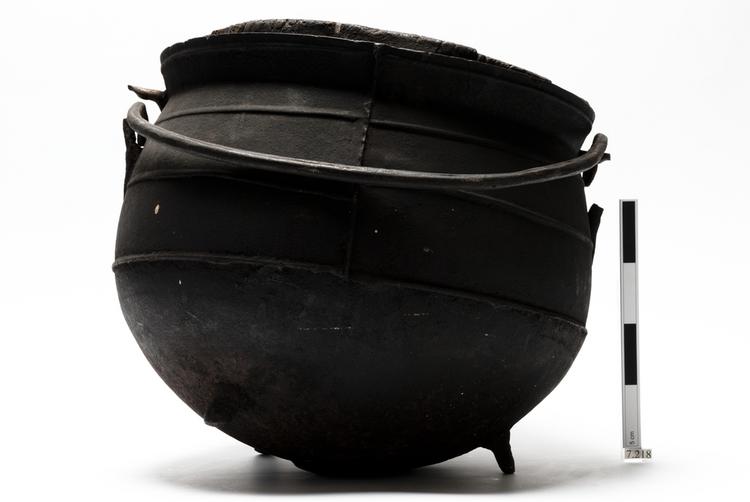cooking pot; lid (containers)