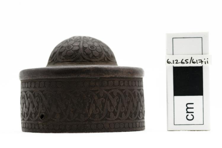 opium container; lid (containers)
