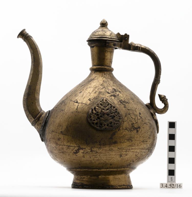 Image of teapot (food service); water container (container (containers))