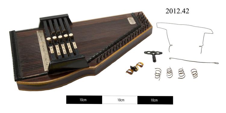 Image of 314.122-6 True board zithers with resonator box (box zither) sounded by plectrum