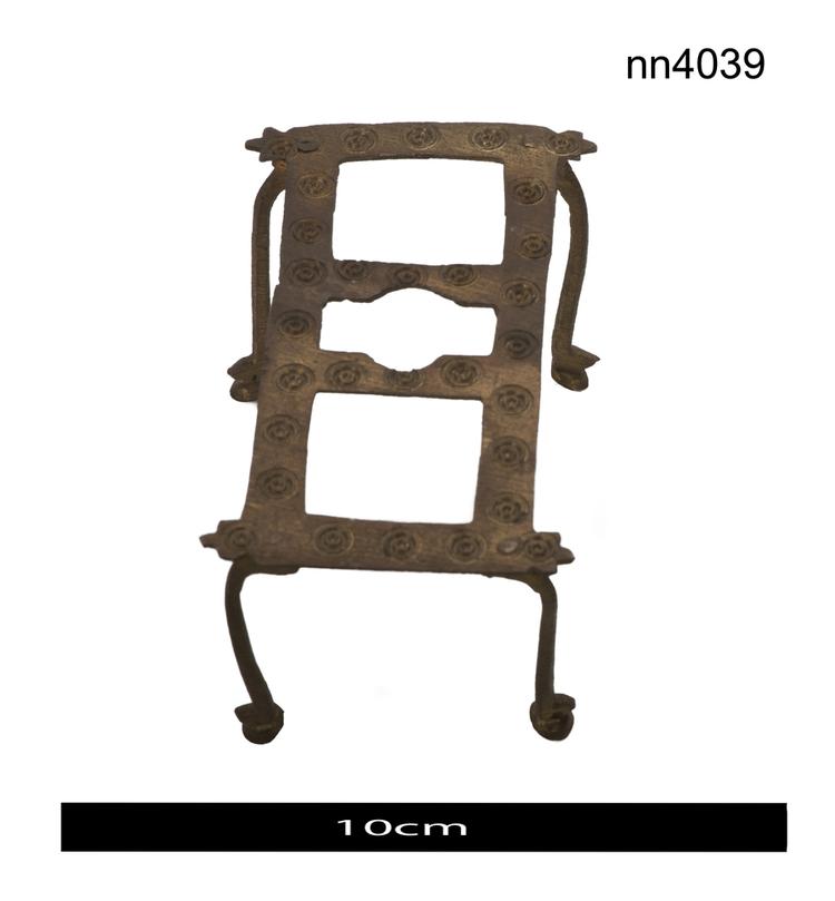 Image of container stand (stands (containers)); pot stand; hearth (heating devices)