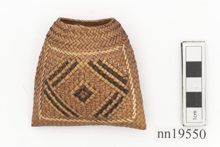 Image of basket (containers); pouch (containers)