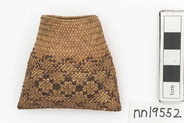 Image of basket (containers); pouch (containers)