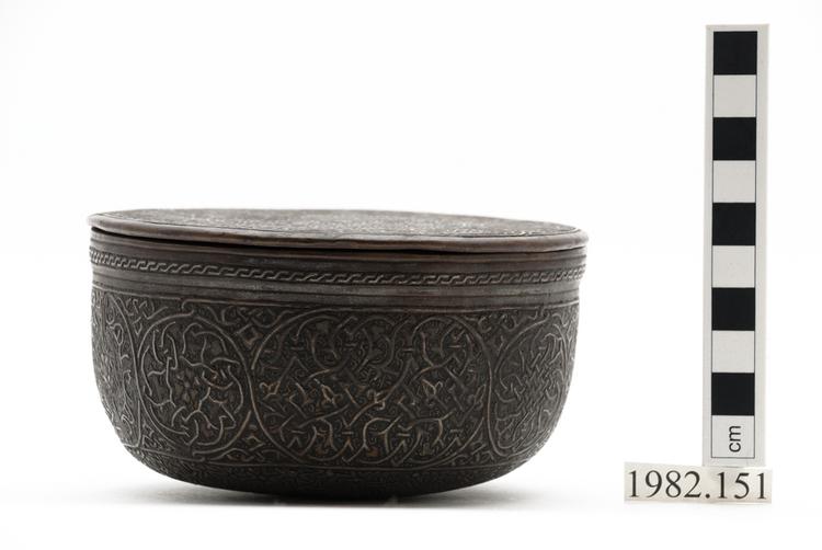 Image of bowl (containers); lid (containers)