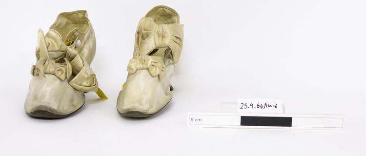 Frontal view of whole of Horniman Museum object no 25.9.64/11i