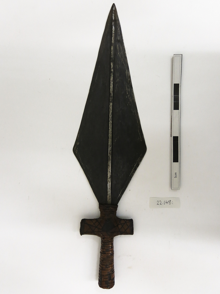 Image of war knife (knife (weapons: edged)); knife sheath (sheath (weapons: accessories))