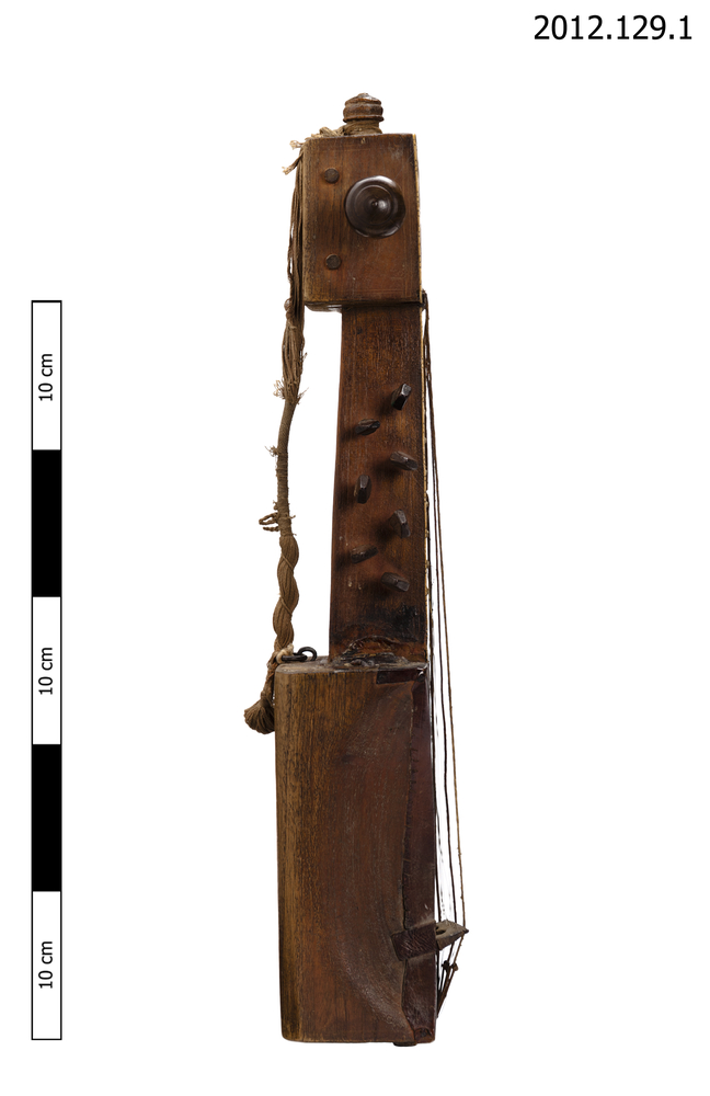 Lateral view from right of whole of Horniman Museum object no 2012.129.1
