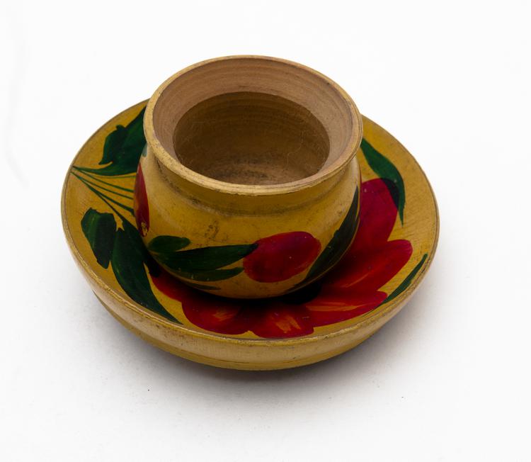 Image of cup (food service); saucer (food service)