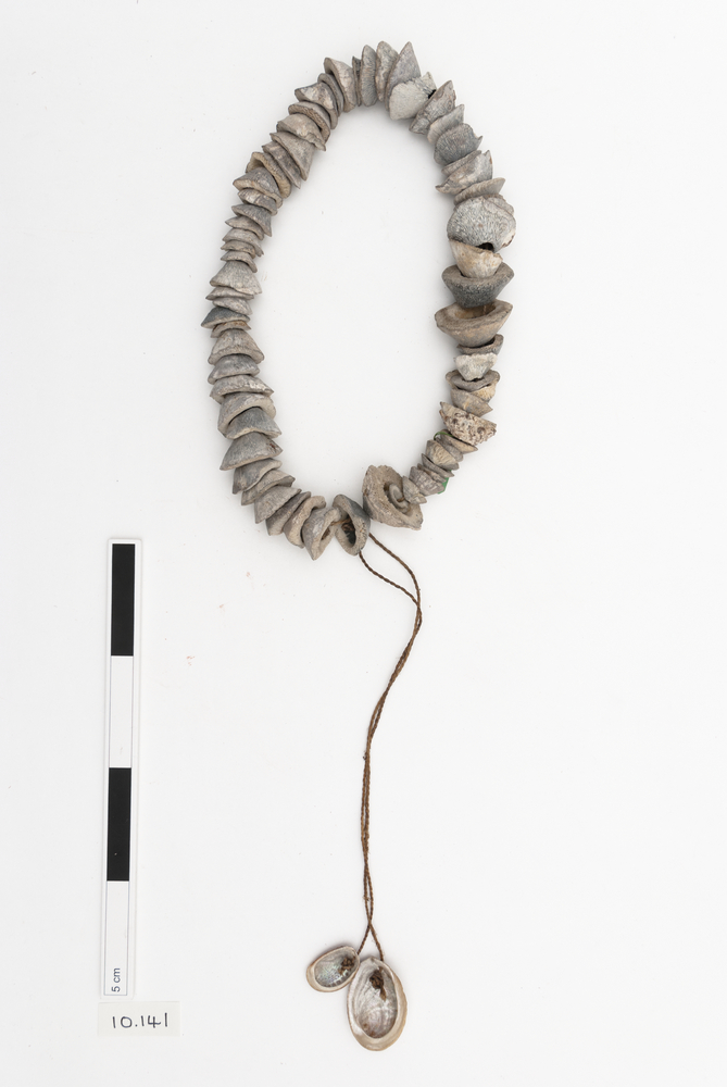 Image of necklet (neck ornament (personal adornment))