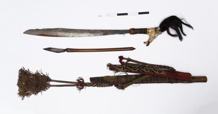 Image of swords (weapons: edged); sword sheath (sheath (weapons: accessories)); knife (weapons: edged); knife sheath (sheath (weapons: accessories))