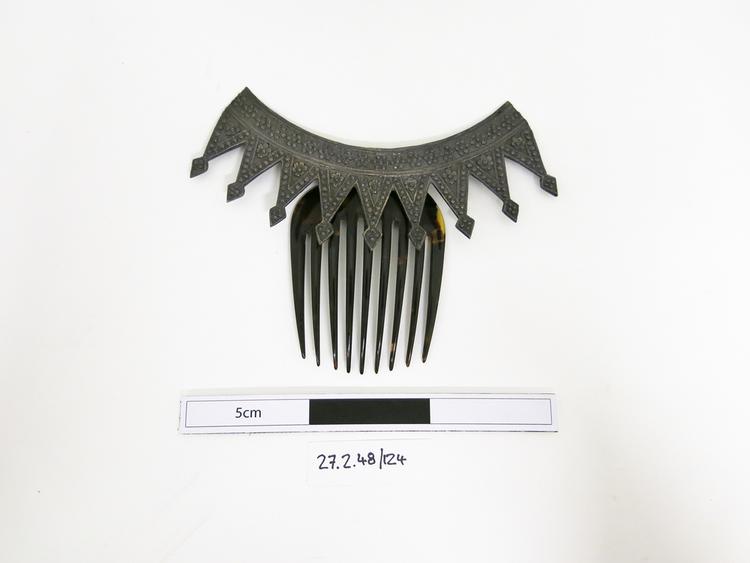 Image of comb (hair ornament)