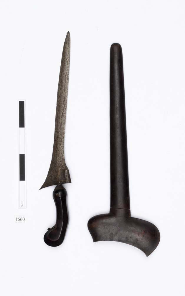 kris (daggers (weapons: edged)); dagger sheath (sheath (weapons: accessories))