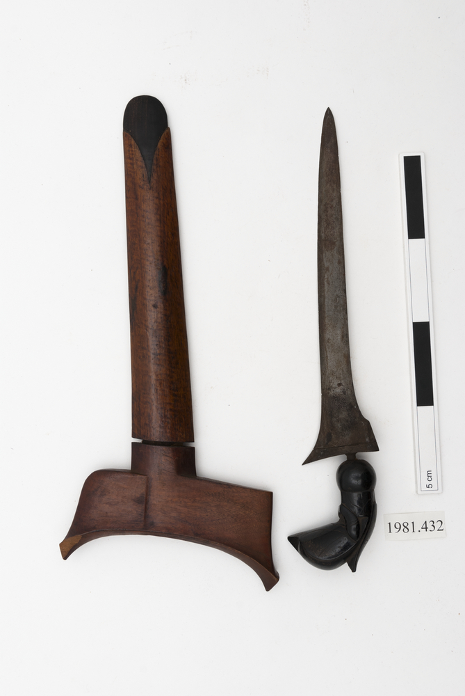 Image of kris (daggers (weapons: edged)); dagger sheath (dagger (weapons: edged))