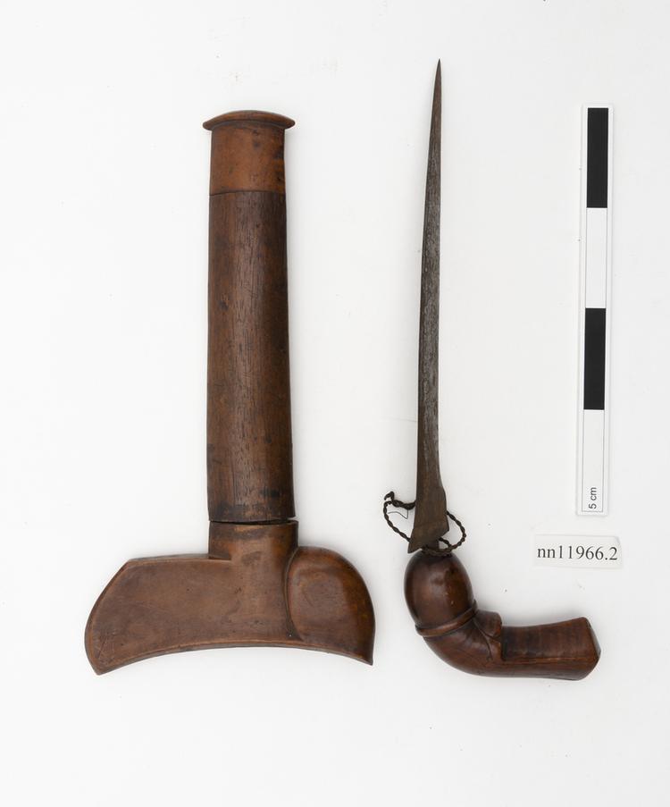 Image of dagger (weapons: edged); dagger sheath (sheath (weapons: accessories))