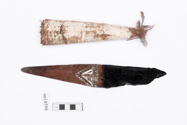 Image of knife (weapons: edged); sheath (weapons: accessories)