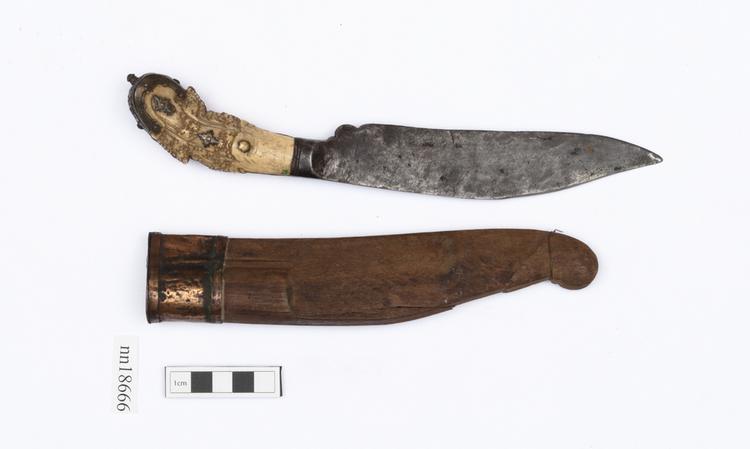 Image of knife (weapons: edged); knife sheath (sheath (weapons: accessories))