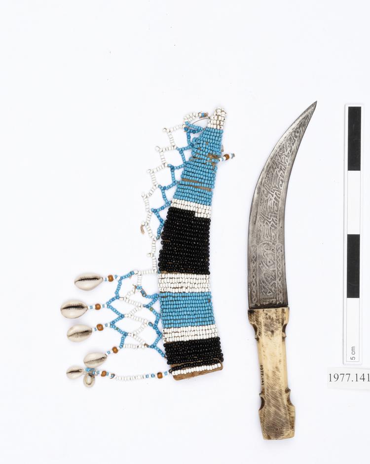 Image of dagger (weapons: edged); dagger sheath (sheath (weapons: accessories))