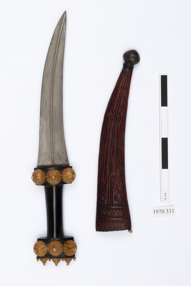 dagger (weapons: edged); dagger sheath (sheath (weapons: accessories))