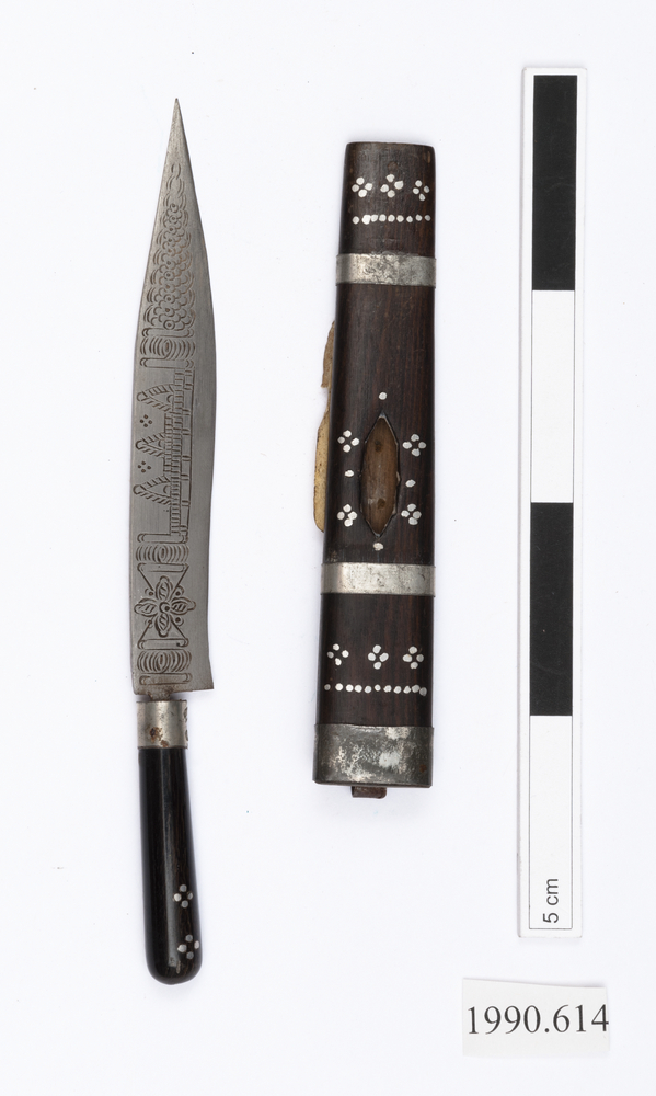 Image of knife (weapons: edged); knife sheath (sheath (weapons: accessories))