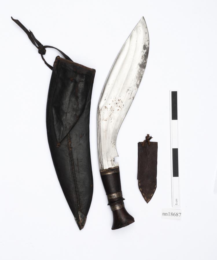 Image of kukri (knife (weapons: edged)); knife sheath (sheath (weapons: accessories)); pouch (containers)