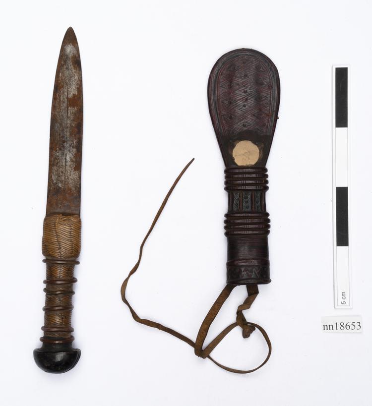 sheath (weapons: accessories); knife (weapons: edged)