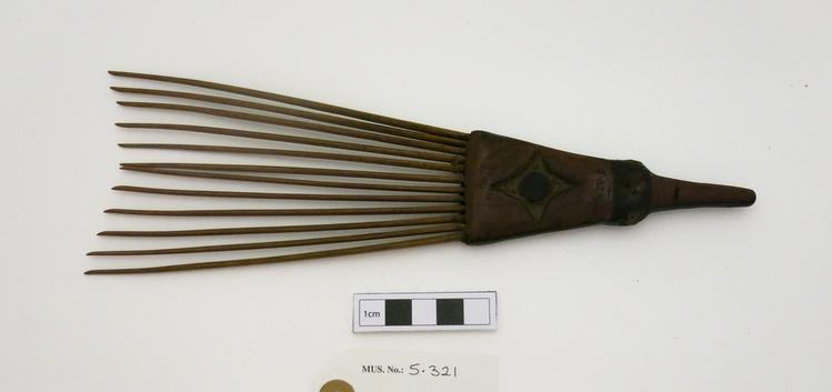 Image of comb (hair ornaments)