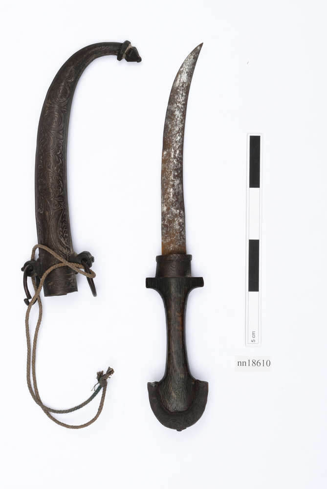 Image of dagger (weapons: edged); dagger sheath (sheath (weapons: accessories))