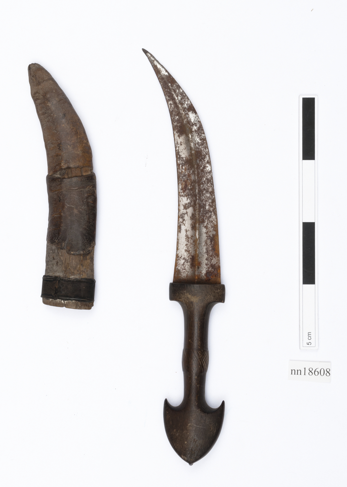 Image of dagger (weapons: edged); dagger sheath (sheath (weapons: accessories))