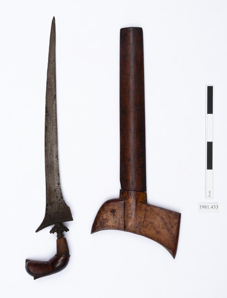 kris (dagger (weapons: edged)); dagger sheath (sheath (weapons: accessories))