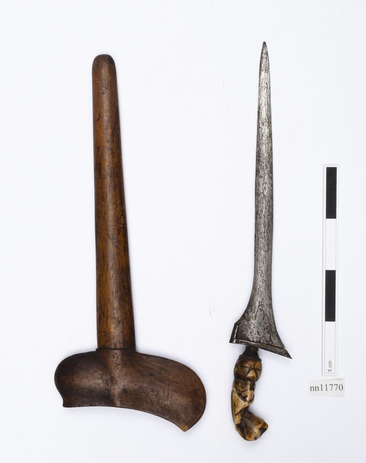 image of kris (dagger (weapons: edged)); dagger sheath (sheath (weapons: accessories))