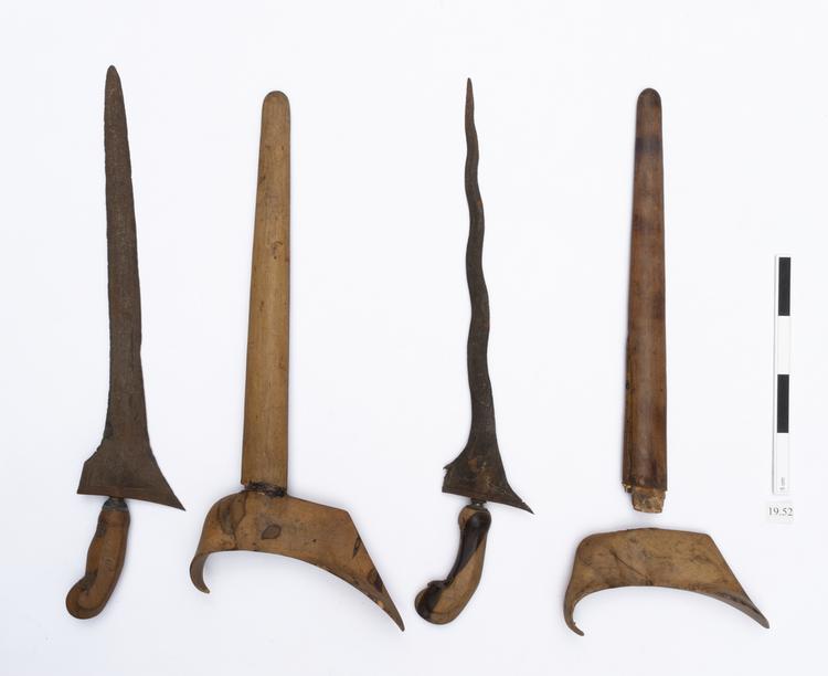 kris (daggers (weapons: edged)); dagger sheaths (sheaths (weapons: accessories))