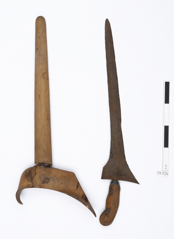 kris (dagger (weapons: edged)); dagger sheath (sheath (weapons: accessories))