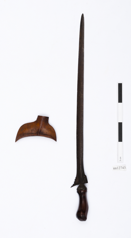 Image of dagger (weapons: edged); kris panjang; dagger sheath (sheath (weapons: accessories))